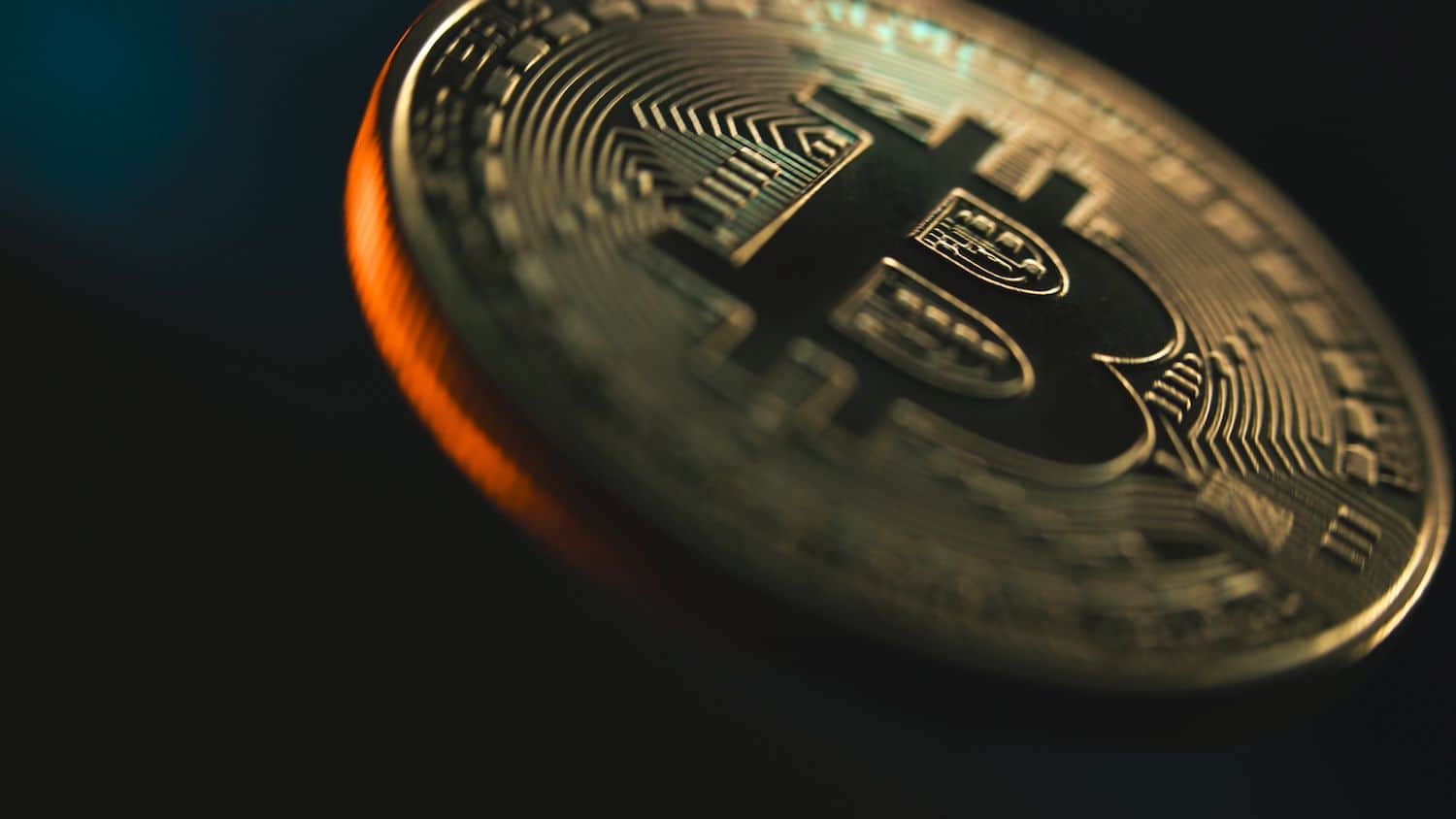 بيتكوين تتصدر قوائم العملات الرائجة عند 80,798 دولار بينما السعر بالكاد يتحرك
