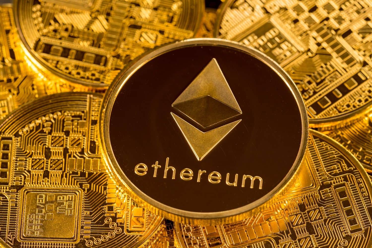 حيتان الإيثريوم تنقل 423 مليون دولار من ETH إلى البورصات وارتفاع حدة ضغط البيع
