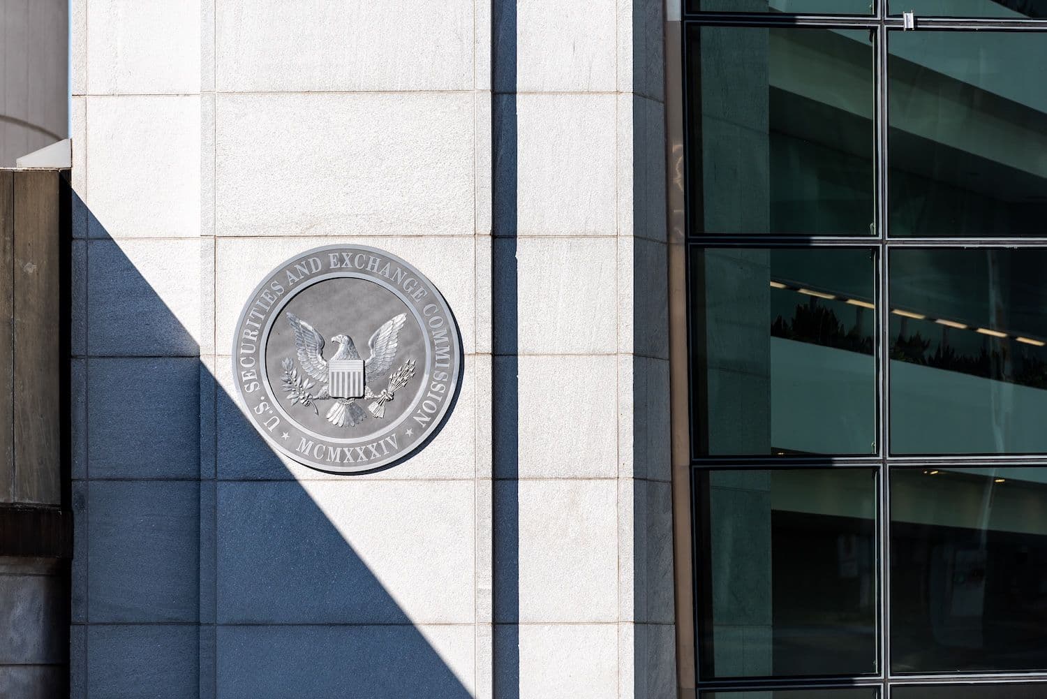 Обратная связь от SEC побуждает к пересмотру заявок на XRP ETF от 4 крупных инвестиционных компаний
