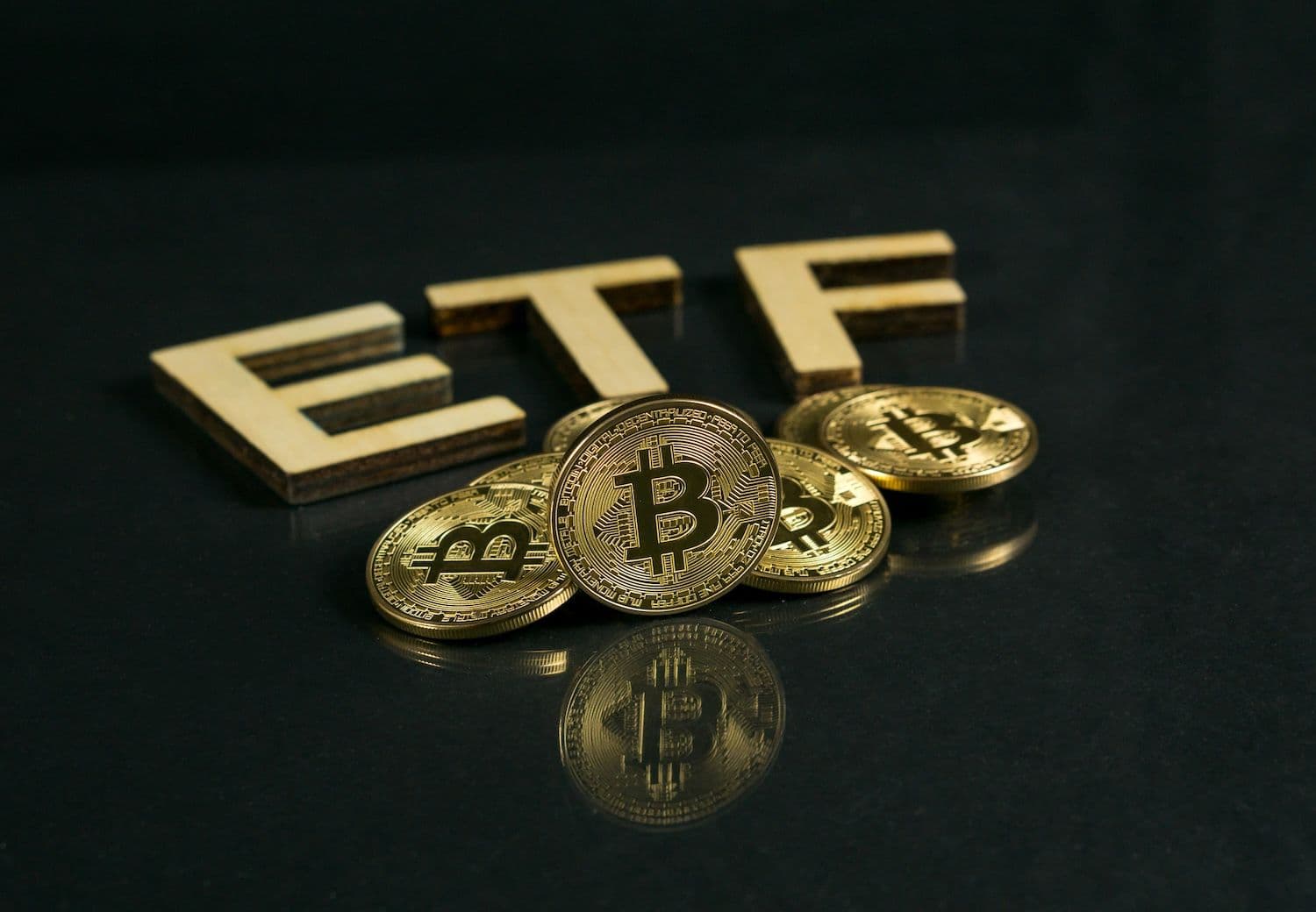 比特币 ETF 单日净流入 6.95 亿美元， 创 10 月以来最大单日纪录
