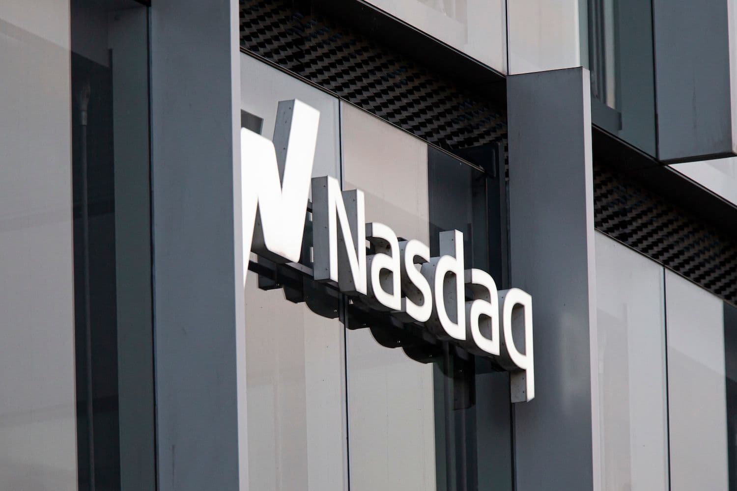 Wall Street's Bitcoin Appetite Grows as Nasdaq Requests 1 Million Contract Limit for IBIT