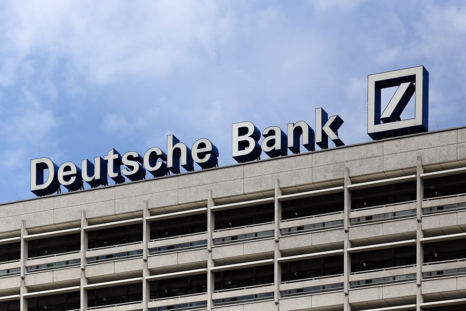 ドイツ銀行のCEO、2025年を「清算の年」と称し、銀行は65%のコスト比率を目指す

