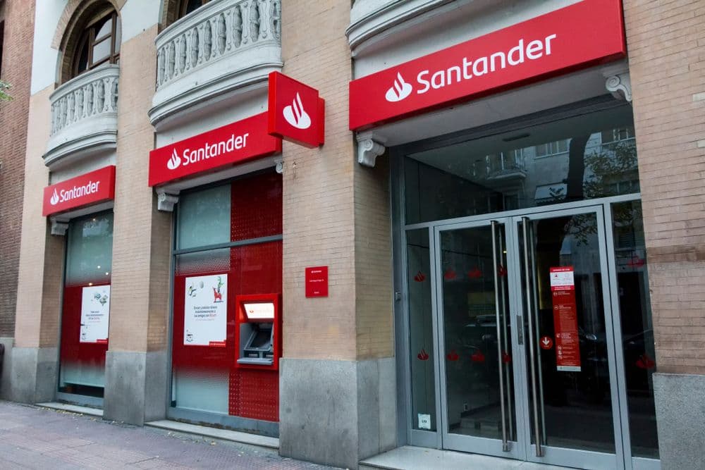 Santander планирует выпустить стабильные монеты в евро и долларах на фоне изменений в регулировании криптовалют в ЕС
