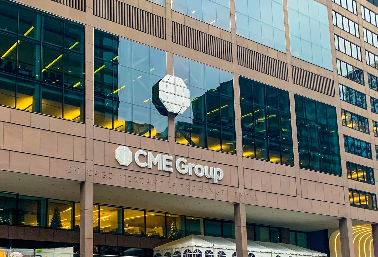 CMEグループがミームコインを拒否、 50億ドル規模のユーティリティベースの暗号デリバティブに注力
