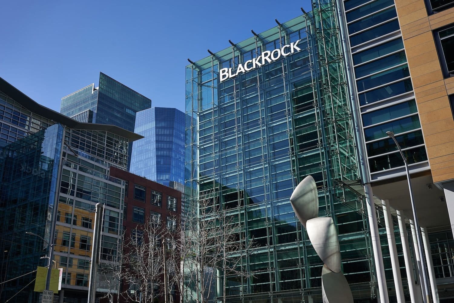 Руководители BlackRock сравнивают токенизацию с интернетом 1996 года в стремлении к цифровым финансам
