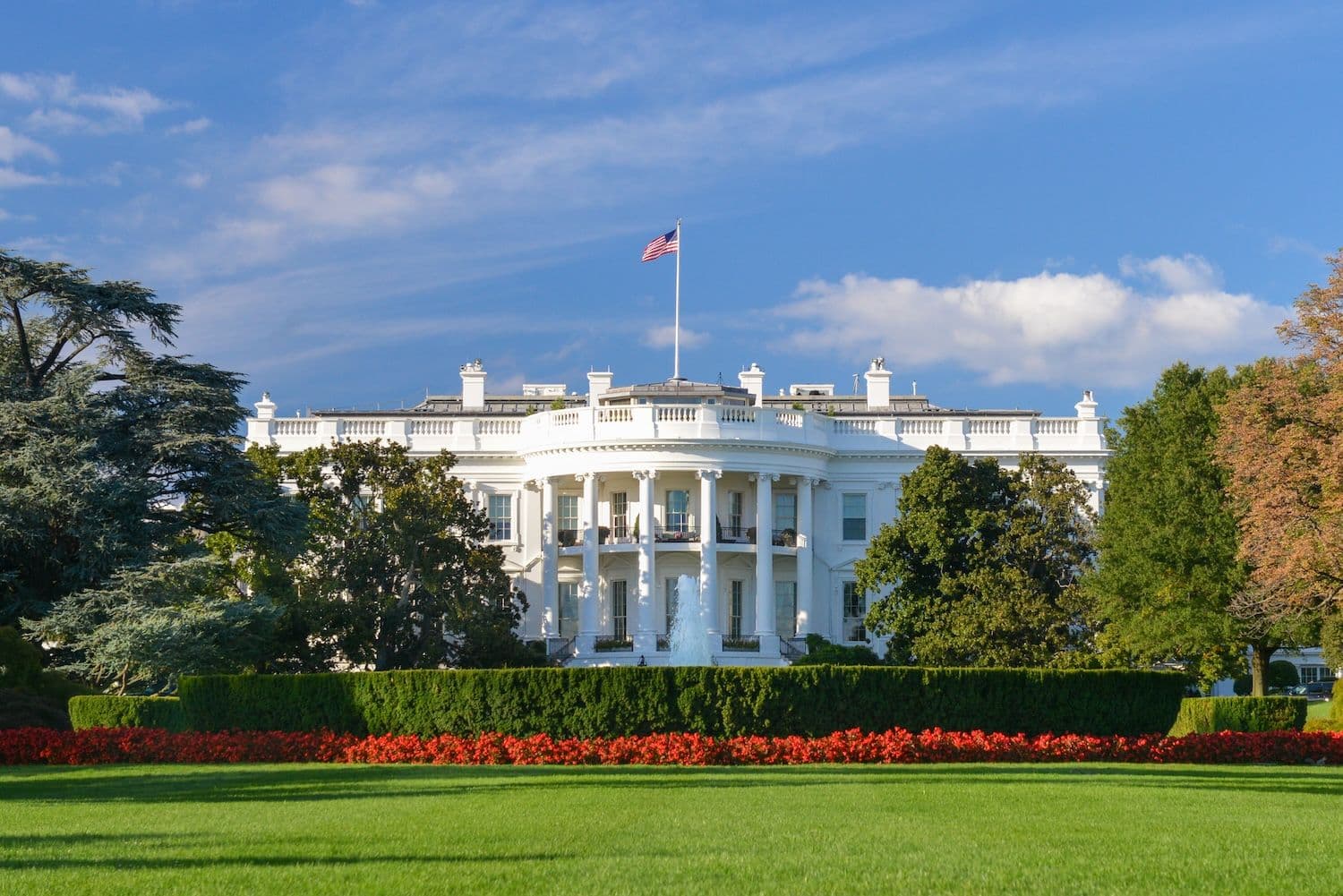 Administração Trump prepara ordem executiva para multar bancos por fechamento de contas de criptomoedas
