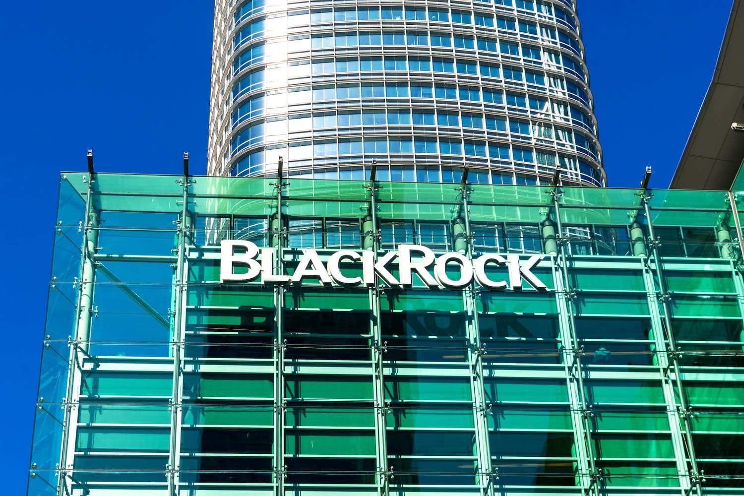 desktop-blackrock-bitcoin-etf-records-dollar131-billion-weekly-inflow-as-trading-volume-surges-22