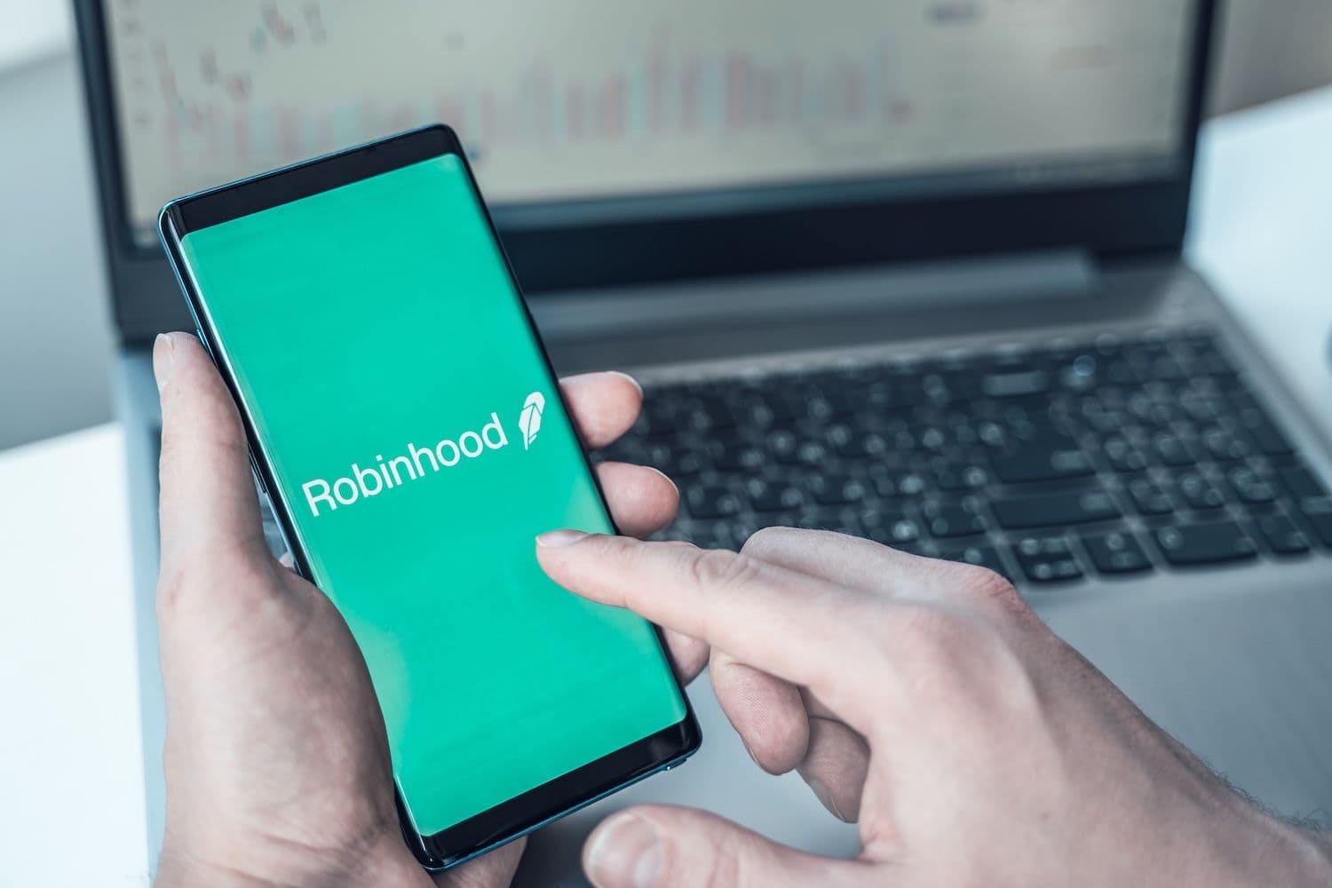Ballena misteriosa mueve 200 millones de Dogecoin  valorados en 43.4 millones de dólares desde Robinhood
