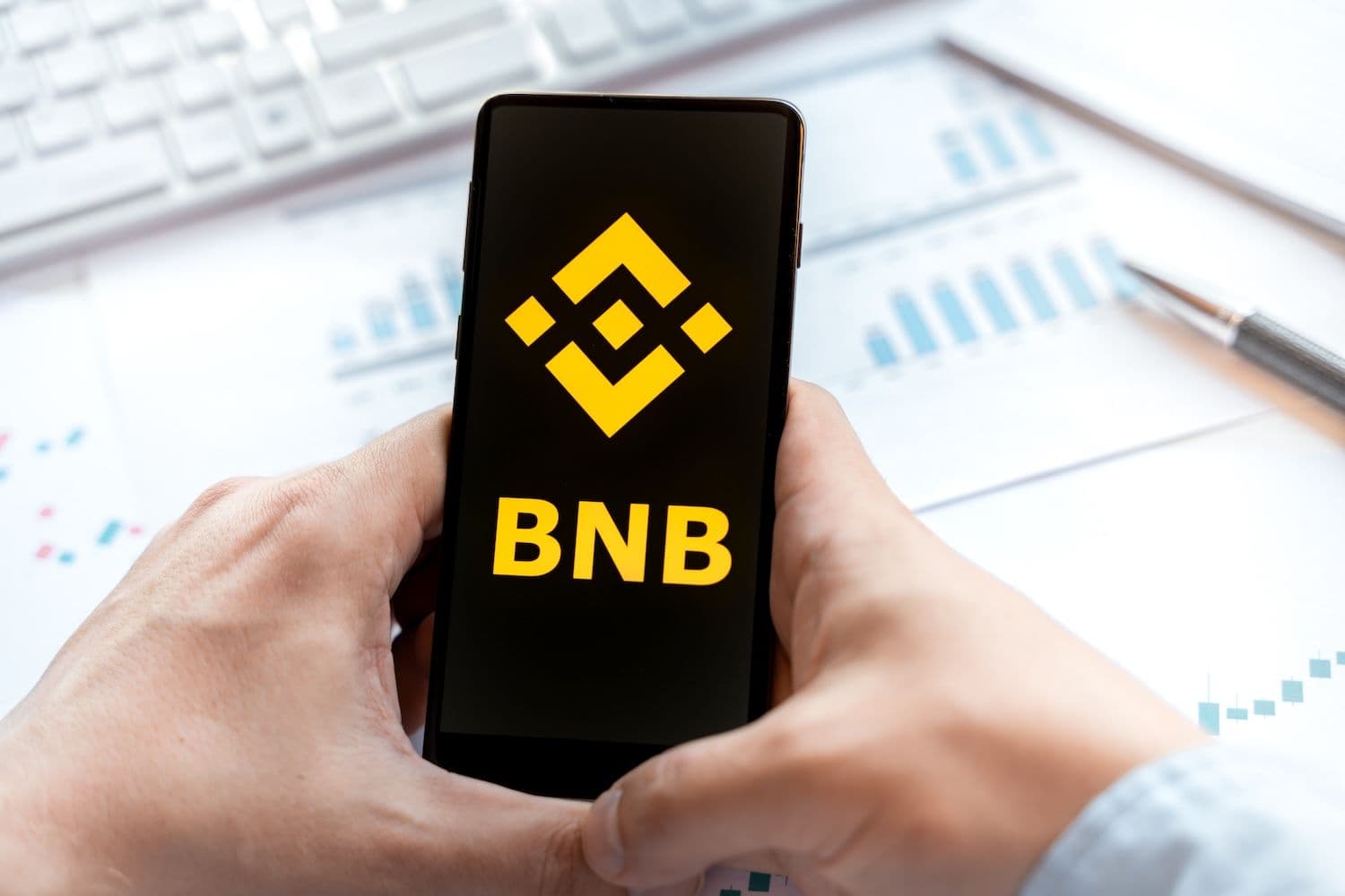 BNB, $1B 재무 뉴스 속에서  사상 최고치에서 후퇴
