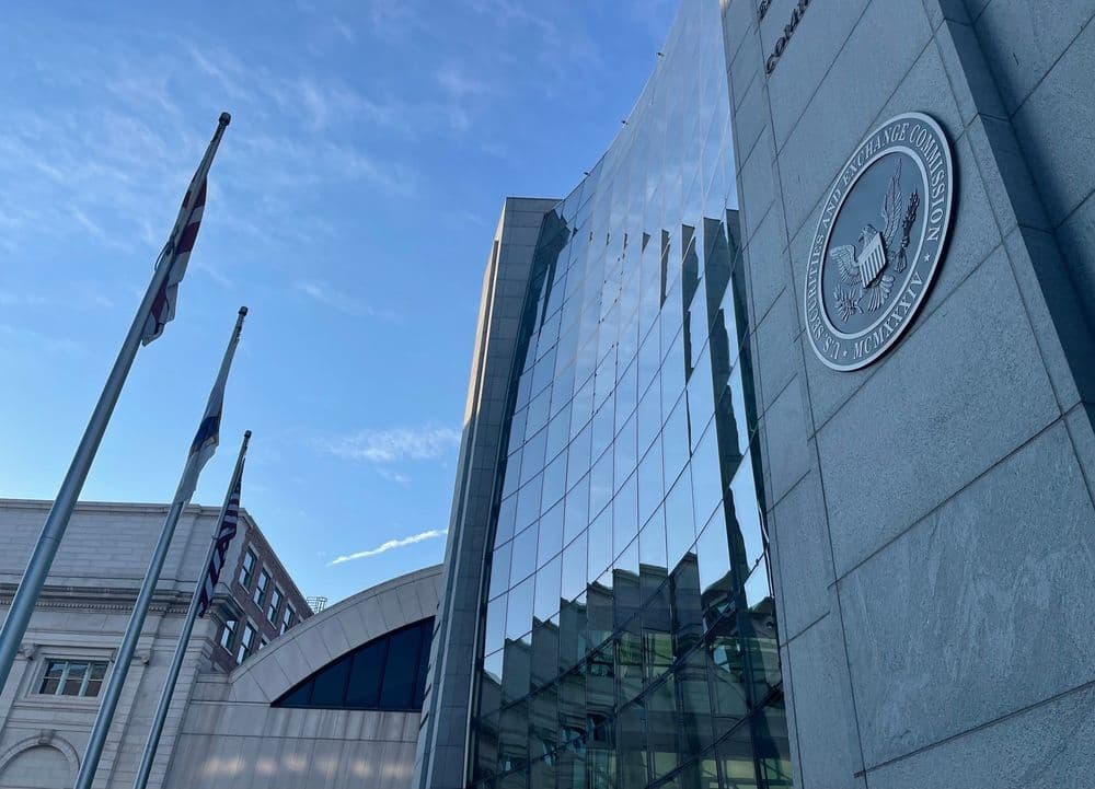 SEC verzögert DOGE und XRP ETFs, beendet PYUSD Stablecoin Untersuchung ohne Maßnahme
