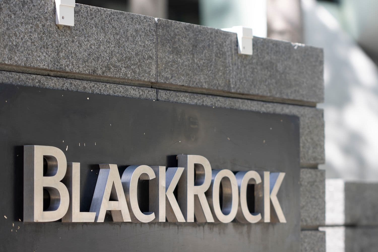 Uitstroom van $422 miljoen  uit Ethereum ETF's doordat  BlackRock en Fidelity posities  liquideren
