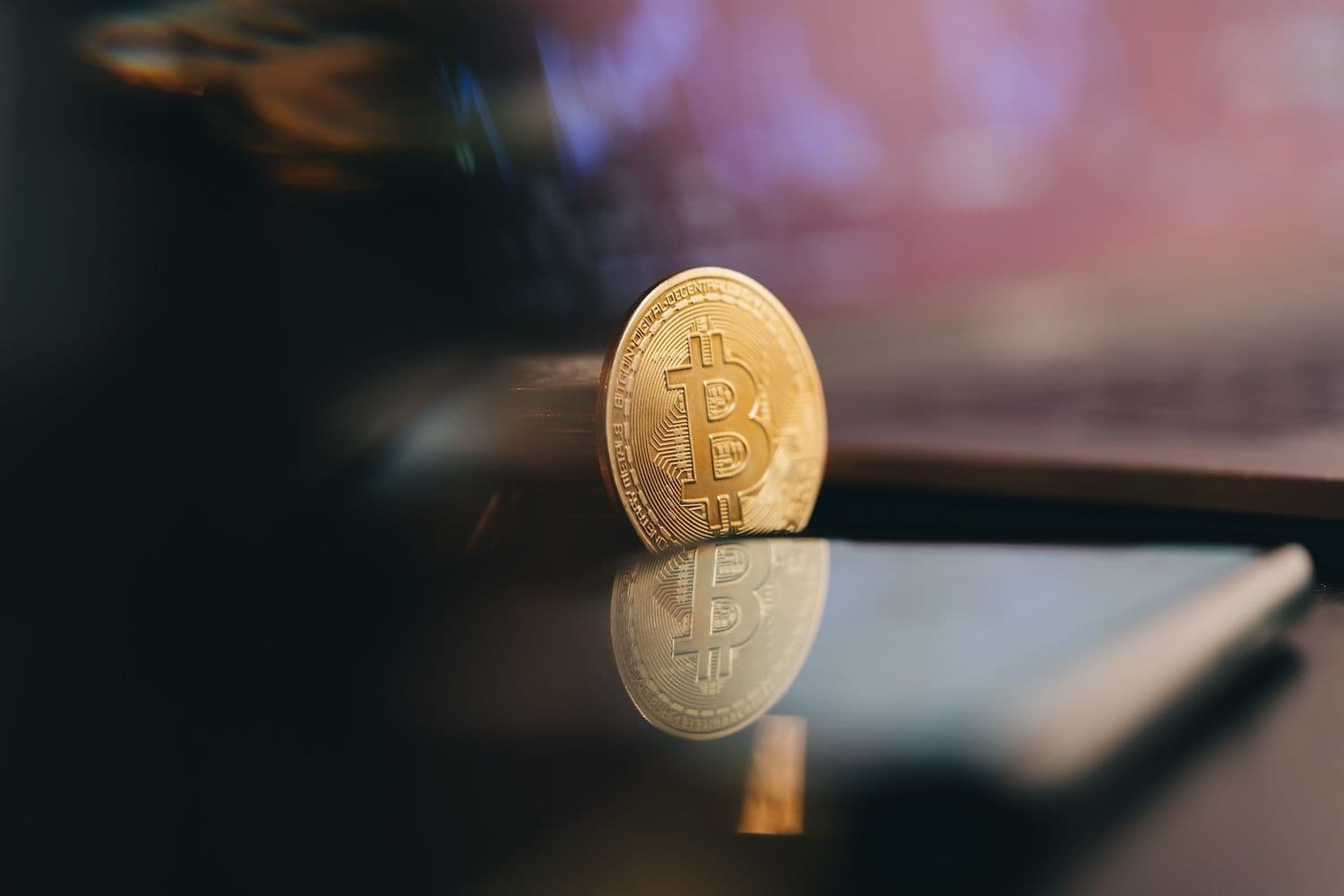 Биткоин падает до $77 000 на фоне остановки притока капитала и убытков стратегии
