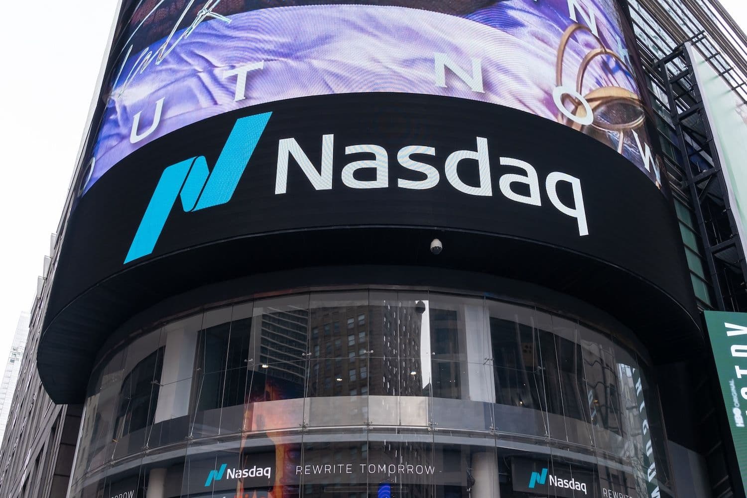 Nasdaq endurece las reglas sobre las empresas de tesorería de criptoactivos a medida que 124 firmas planean compras de $133 mil millones
