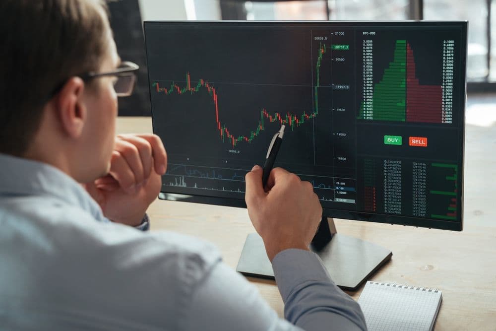 Kiyosaki Predicts Bitcoin Explosion: $180,000 in 2025 as Dollar Falters