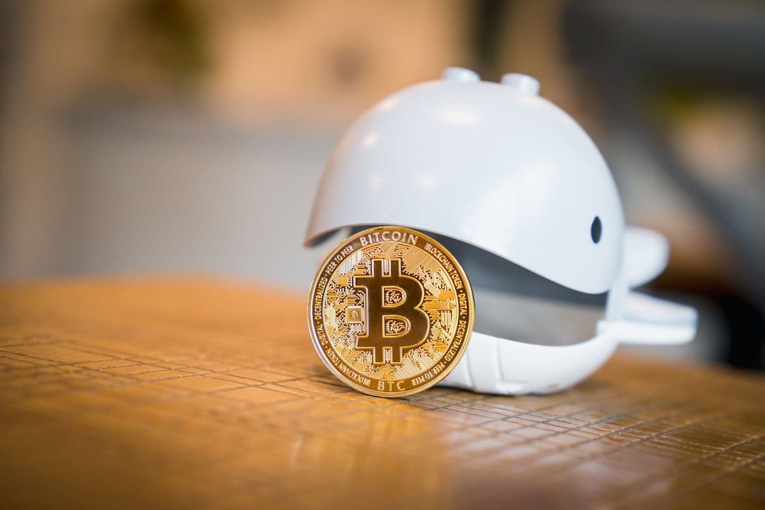 2億5000万ドルのビットコインを保有する休眠クジラが 8年の休止期間の後に突如活動を再開
