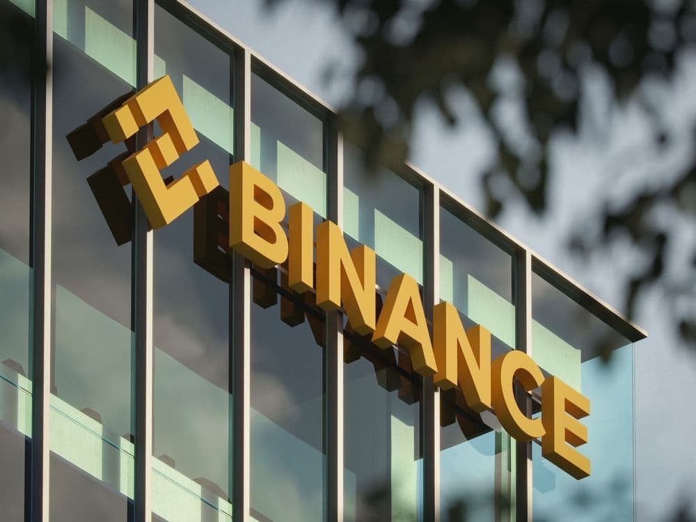Binance наблюдает значительные  выводы биткоинов и $400M поступлений  стабильных монет, что сигнализирует  возможный рост
