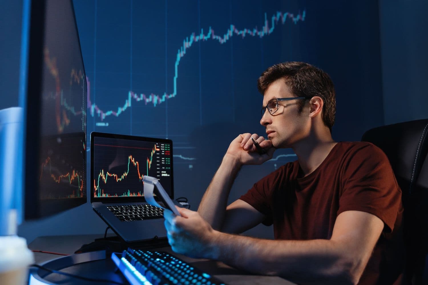 Solana worstelt op $163 terwijl experts debatteren  over 10-15% daling versus nieuwe hoogten
