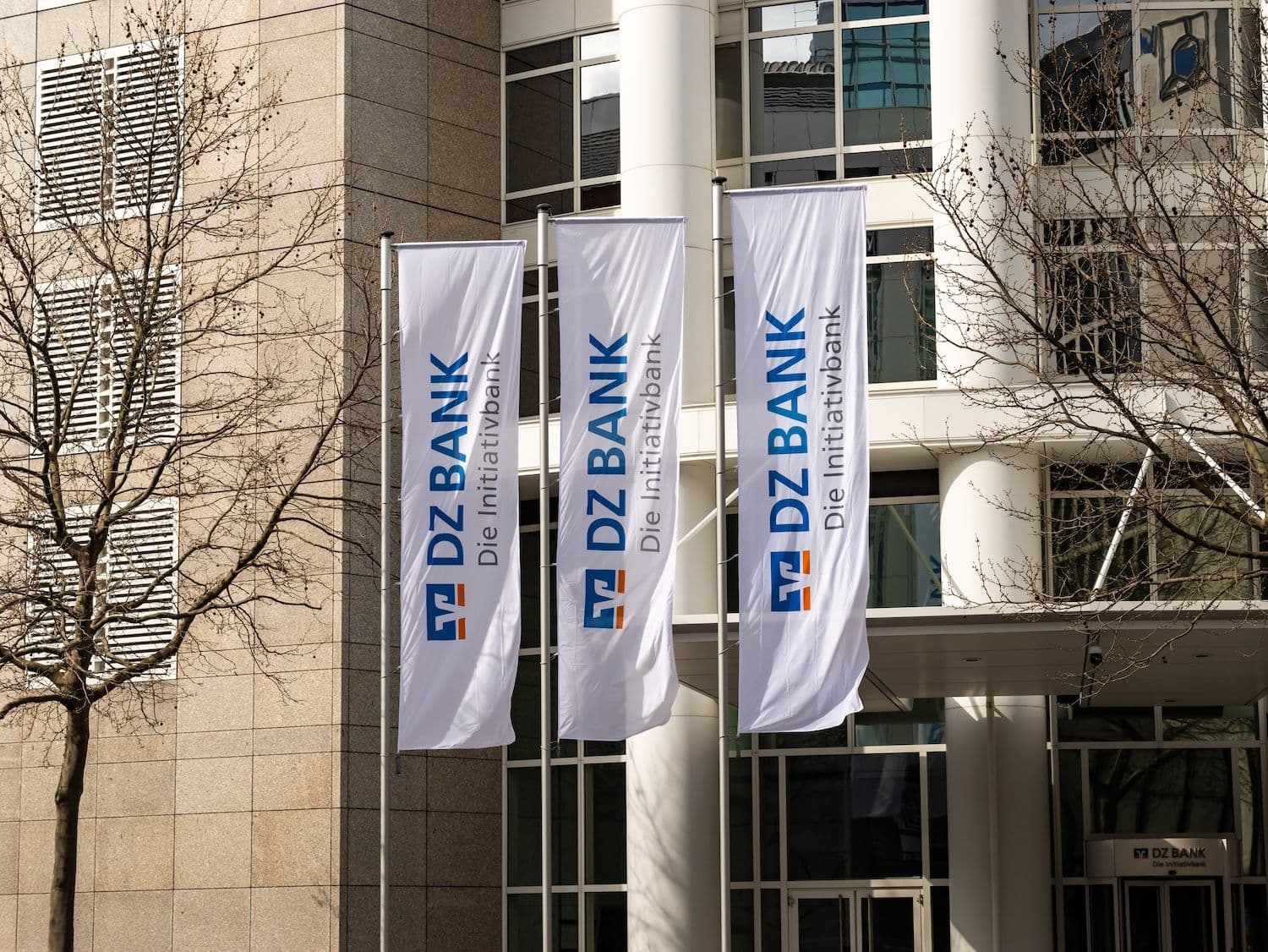 ธนาคาร DZ Bank คว้าใบอนุญาต MiCAR เข้าร่วมสมาคมสเตเบิลคอยน์ยูโรของยุโรป
