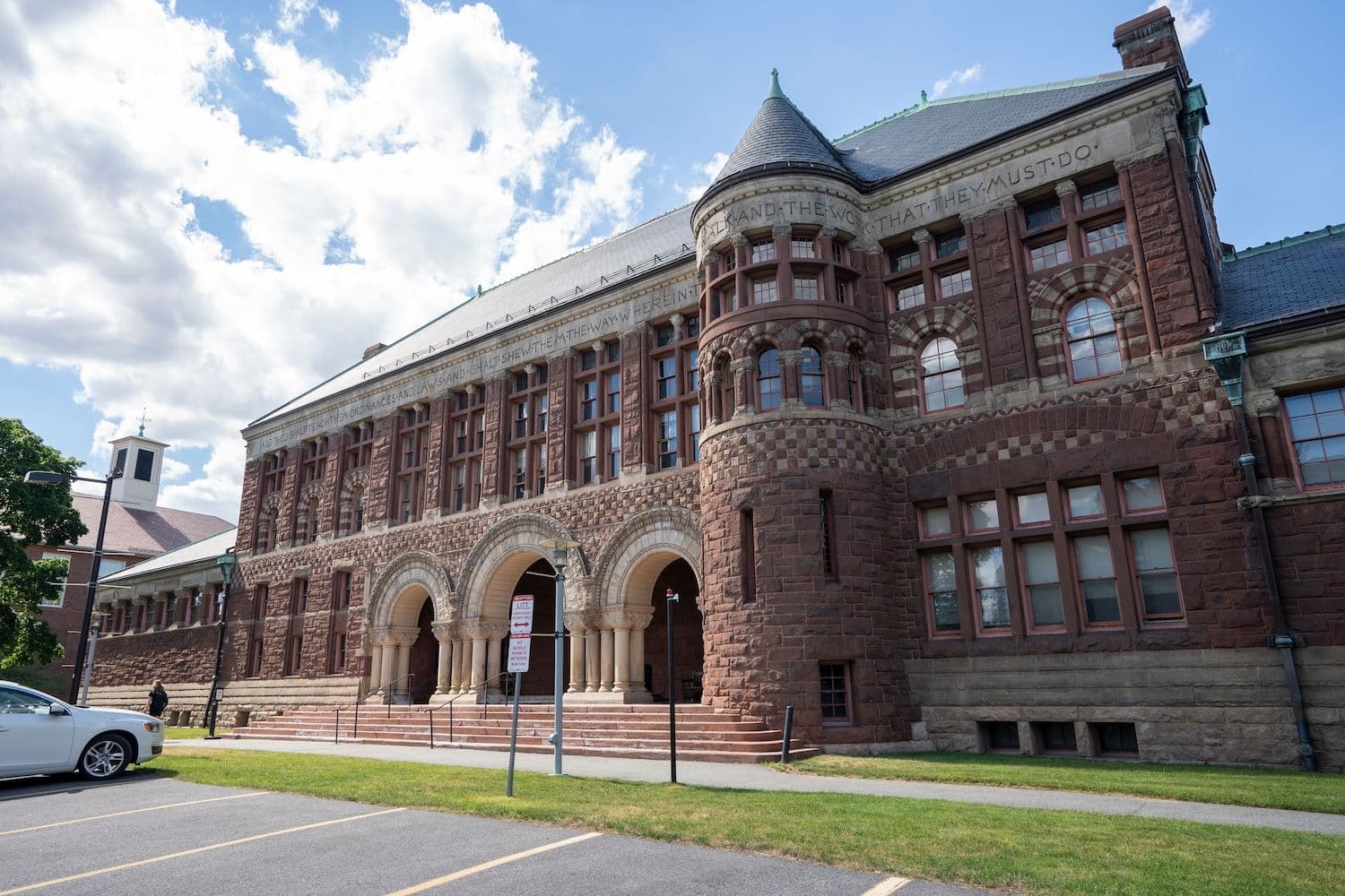 Harvard Sells 21% Of Bitcoin ETF, Pours $87M Into Ethereum Fund