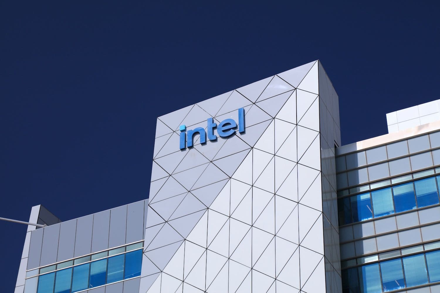 Wall Street bid Intel stock up 8% on reports SK Hynix may make memory chips at the company's Ohio campus. (Image: Shutterstock)