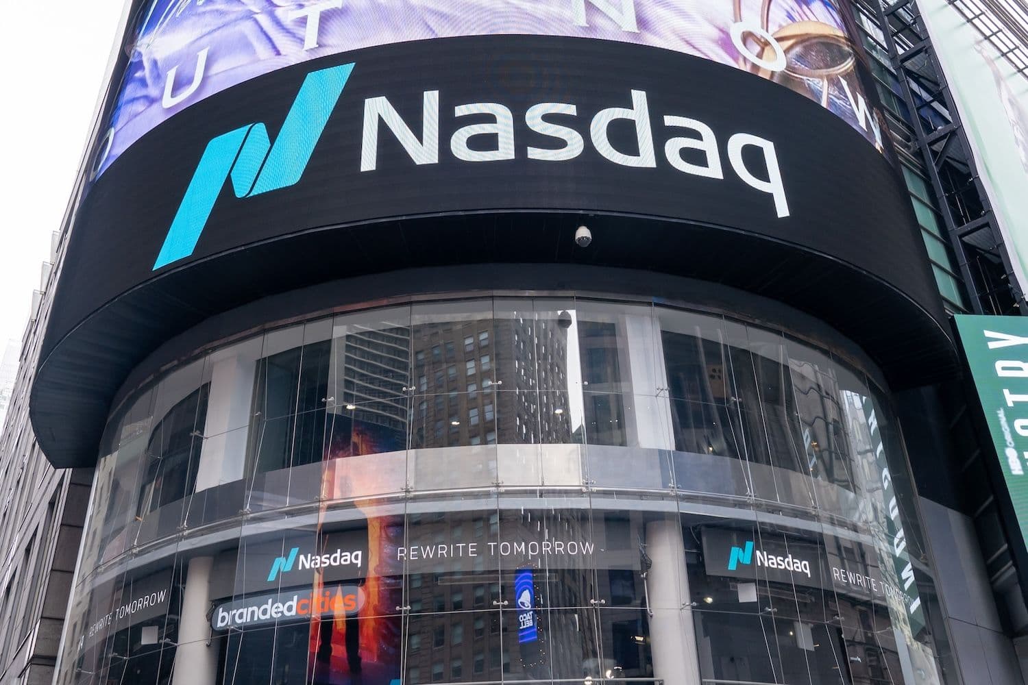 Overnight stock trading moves Nasdaq toward a 23-hour weekday schedule inspired by crypto market access (Image: Shutterstock)
