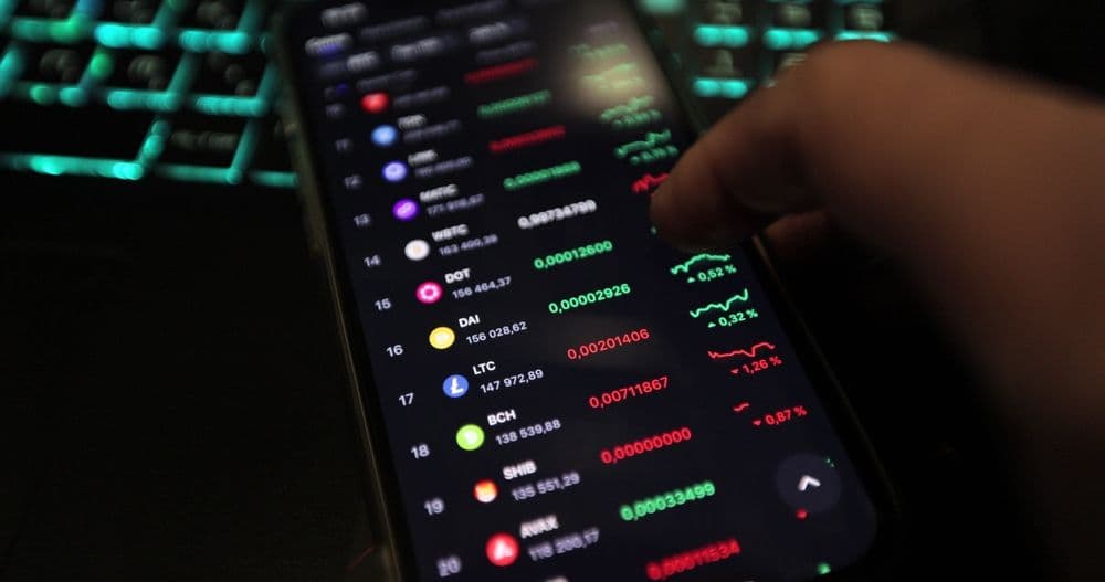 FartcoinとSubsquidはCoinbaseのロードマップに追加され、 価格急騰が新規上場発表に続く
