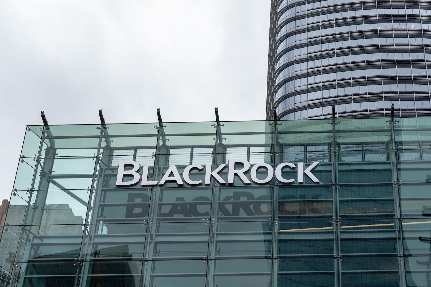 BlackRock transfiere 47.500 ETH a Coinbase mientras Ethereum cae por debajo de los 3.000 dólares

