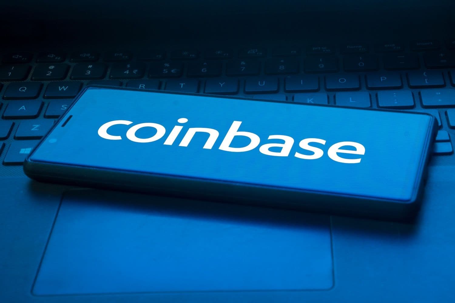 Les régulateurs britanniques interdisent les publicités Coinbase pour avoir minimisé les risques liés aux investissements en crypto
