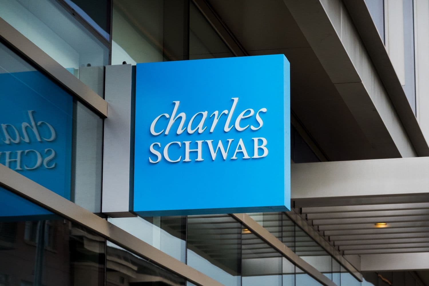 Trading giant Charles Schwab readies binary bets on whether the S&P 500 ends above or below a set level. (Image: Shutterstock)