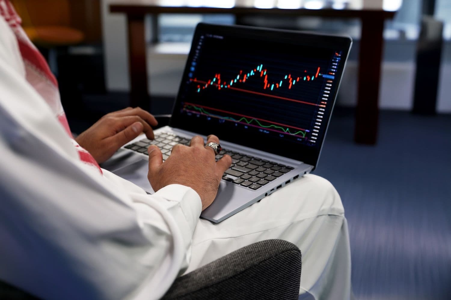 XRPの強気派は$2.40以上まで押し上げるが、$2.60のトレンドライン抵抗に挑む
