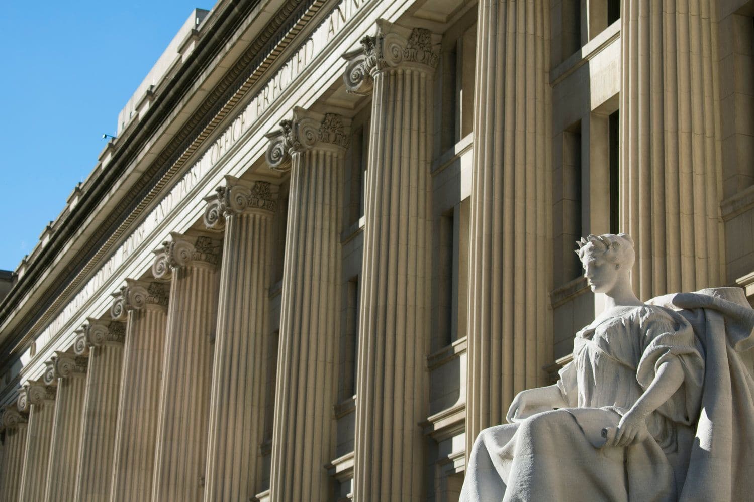 بانون وإبشتين يواجهان اتهامات بالاحتيال بسبب عملة مشفّرة متوقفة باسم "Patriot Pay"
