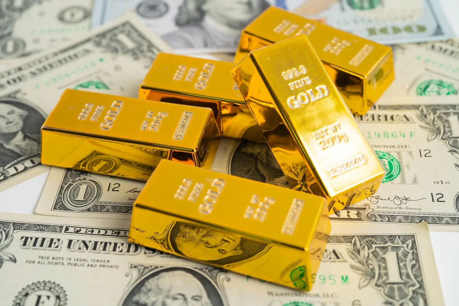 desktop-dollarindex-duikt-tot-laagste-punt-in-3-jaar-terwijl-goud-allerhoogste-punt-bereikt