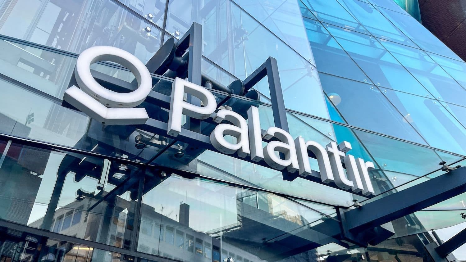 desktop-palantir-batte-le-stime-nel-q1-con-balzo-dell85-e-alza-la-guidance-2026-fino-a-766-miliardi-di-dollari