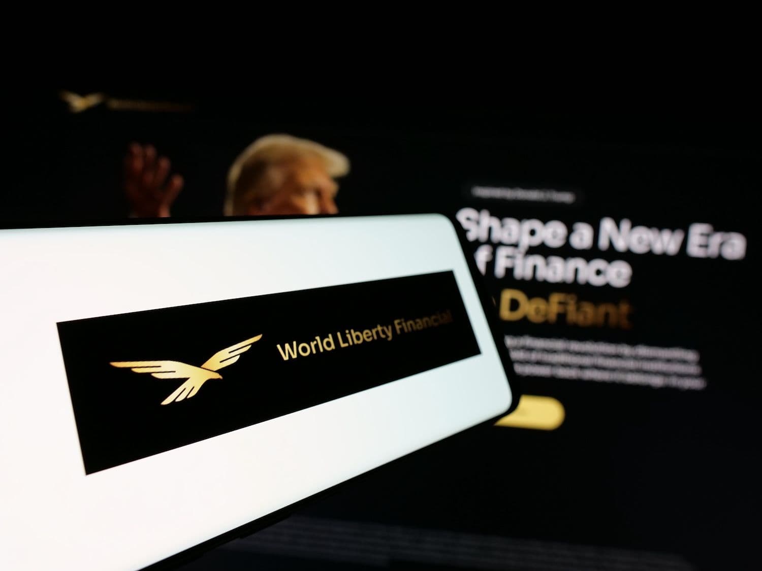 desktop-warren-calls-on-occ-to-delay-world-liberty-financial-charter-until-trump-divests