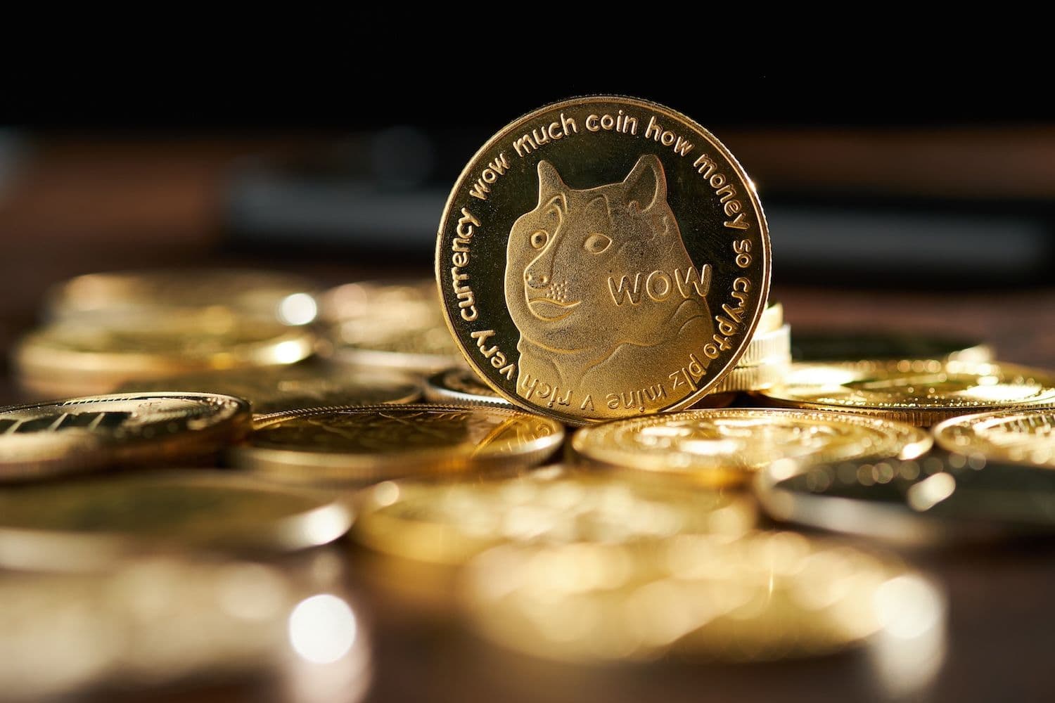 Dogecoin 在 $0.1550 附近盤整，技術指標暗示將有劇烈波動
