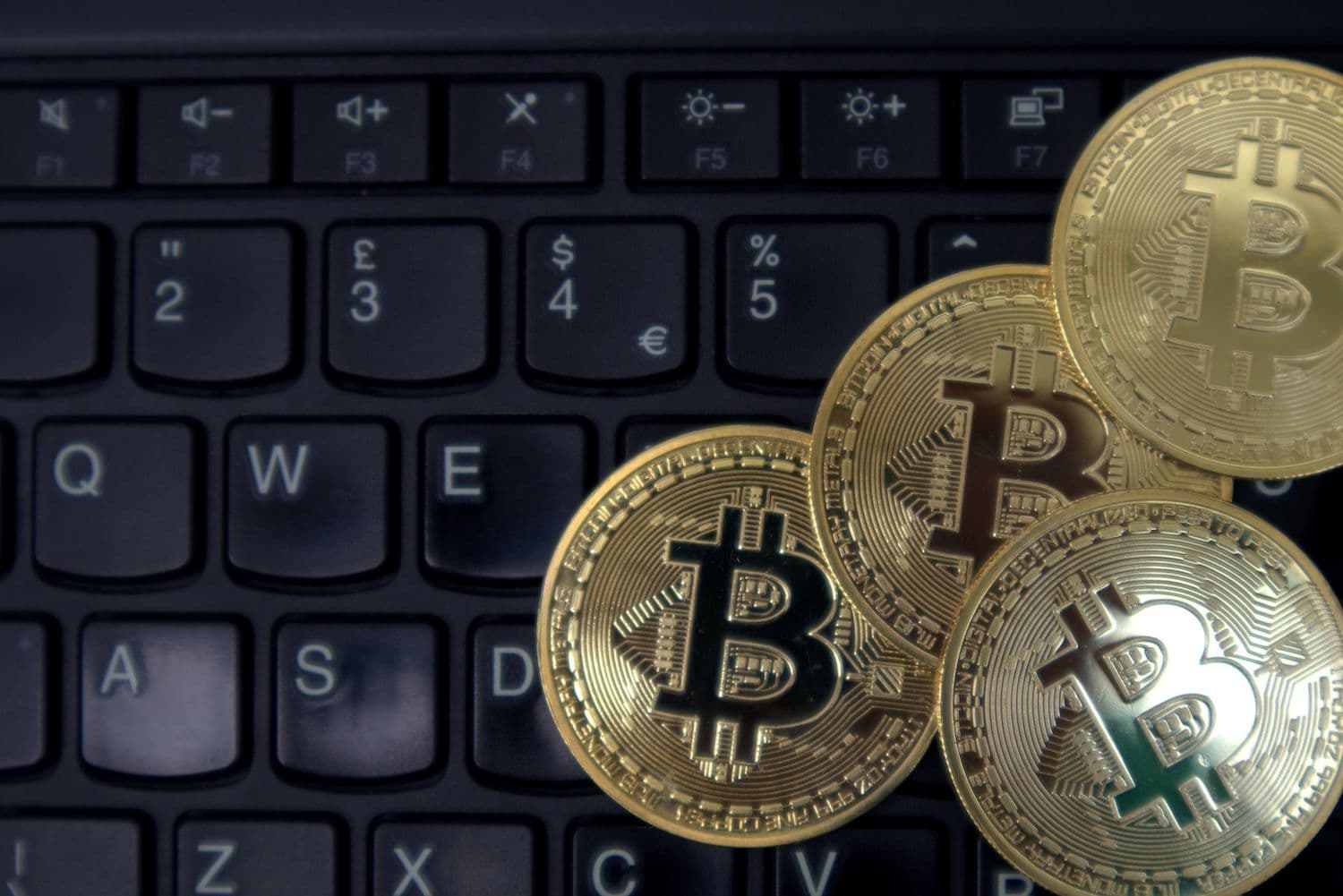 Bitcoin defends a key Fibonacci support near $72,754 as a pattern breakdown threatens a 10% drop toward $66,800. (Image: Shutterstock)