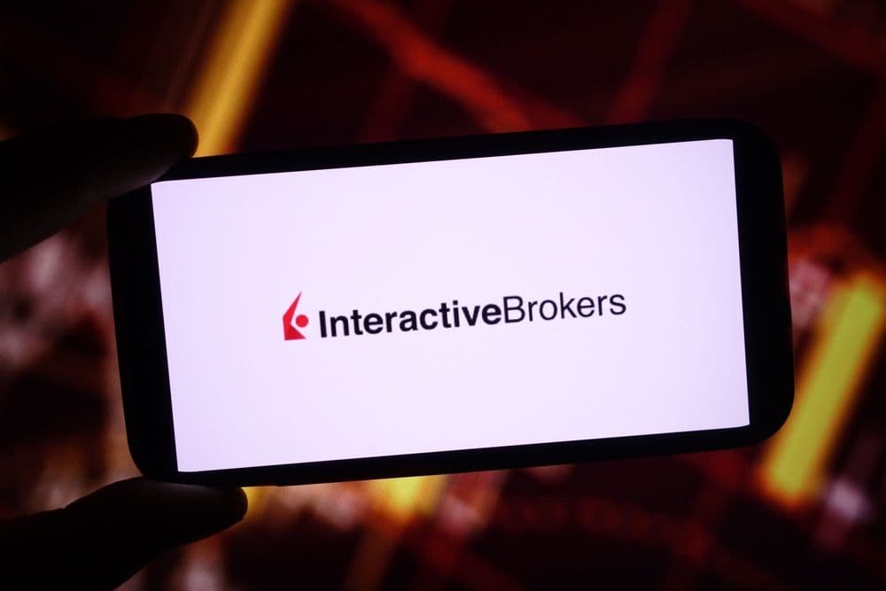 Interactive Brokers recorre à Coinbase Derivatives para oferecer acesso 24/7 a nano futuros de cripto
