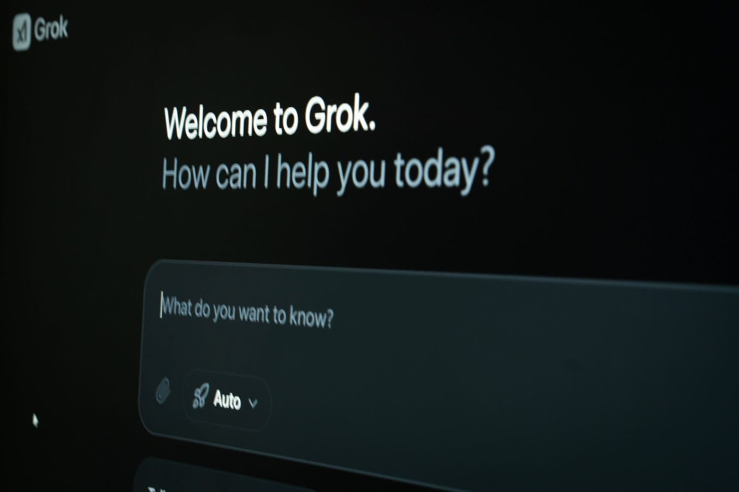 Benchmark results show Grok 4.5 leading agent tests while compliance risks remain. (Image: Shutterstock)