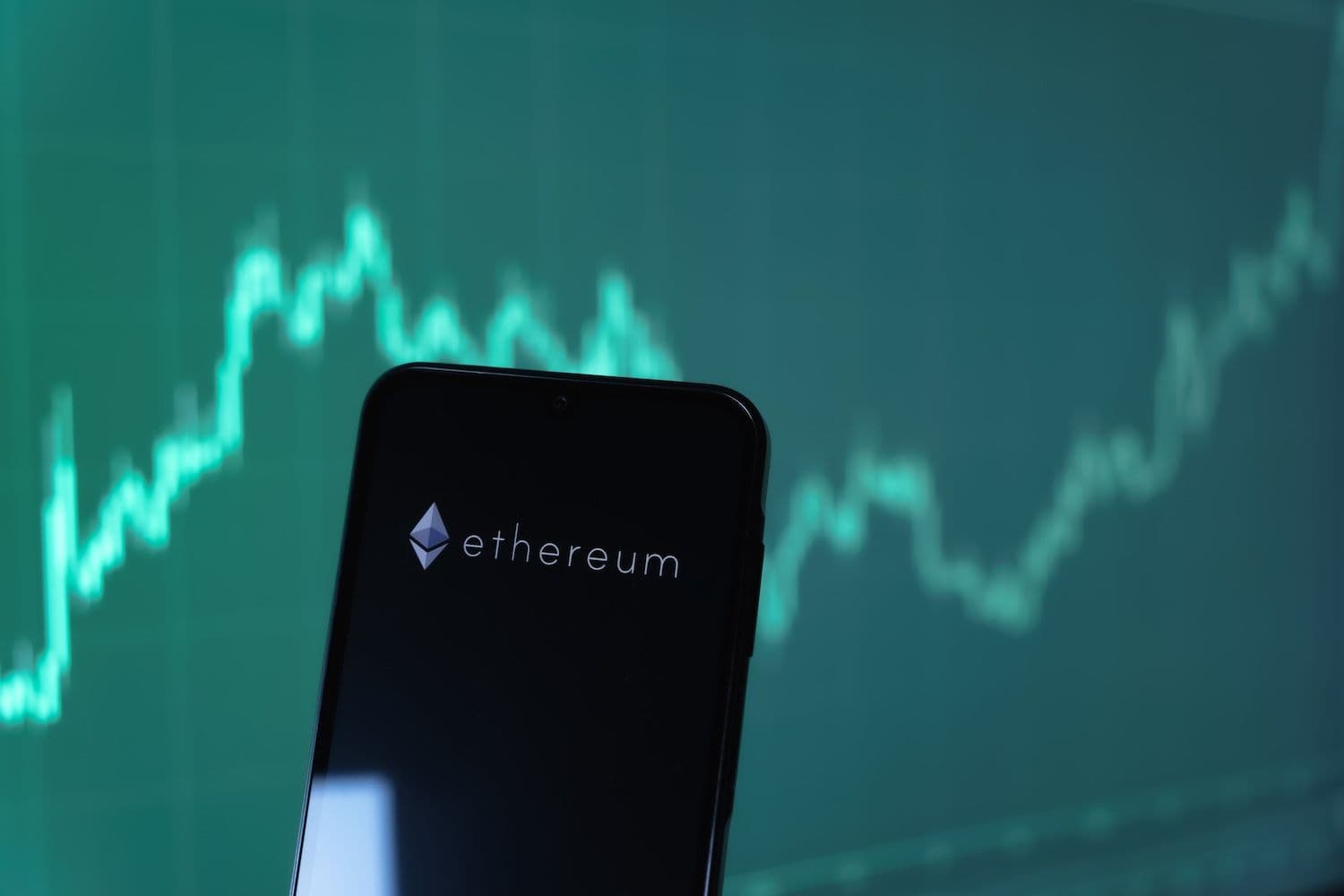 Ethereum domina cripto com fluxos de entrada de $516M,  atinge novo recorde histórico de $4,860
