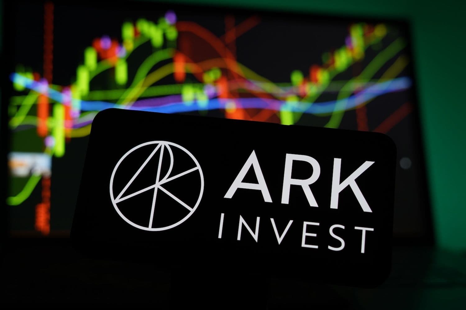 在抛售 3900 万美元后 ARK 重返加仓 Coinbase——但数据仍提示需保持谨慎
