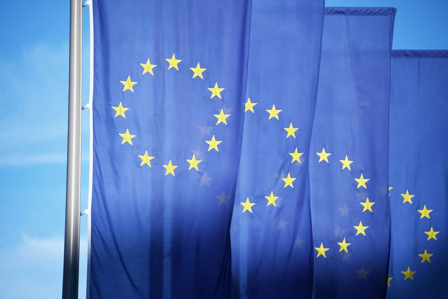 European rules challenge Google and Apple control over smartphone AI assistants (Image: Shutterstock)