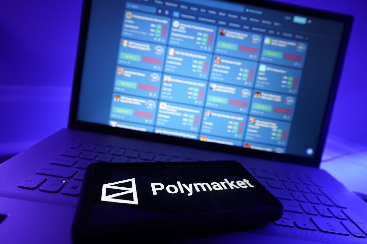 Polymarket ottiene 1,6 miliardi di dollari dalla società madre del NYSE mentre Kalshi raggiunge una valutazione di 22 miliardi

