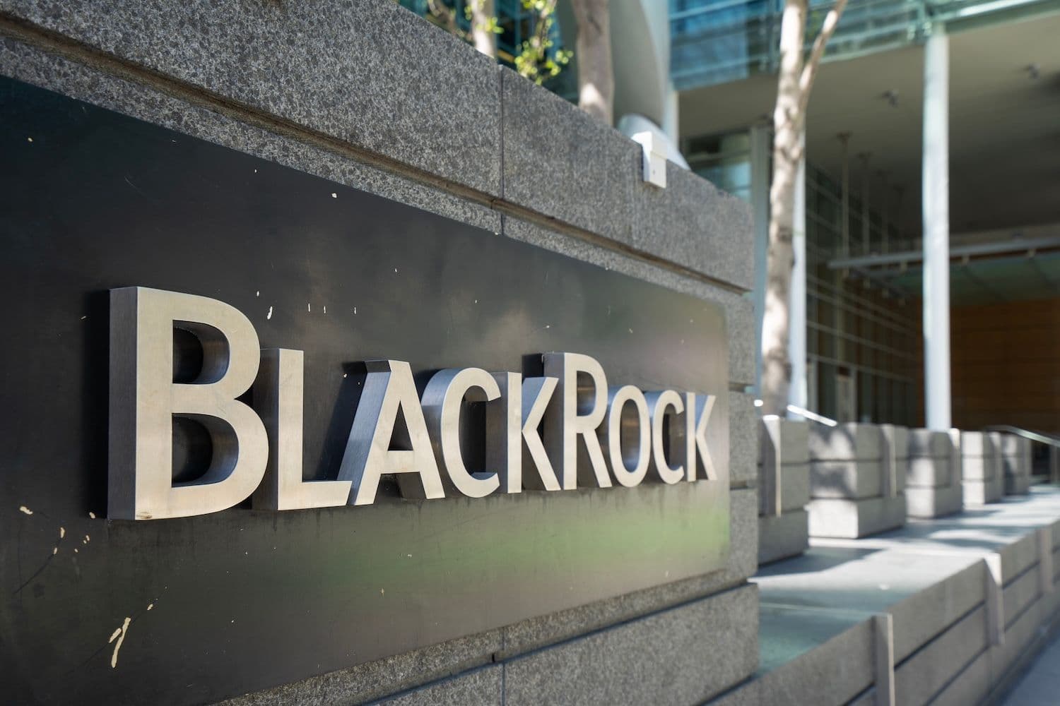 desktop-blackrock-brings-its-dollar24-billion-treasury-fund-to-uniswap-in-first-defi-move