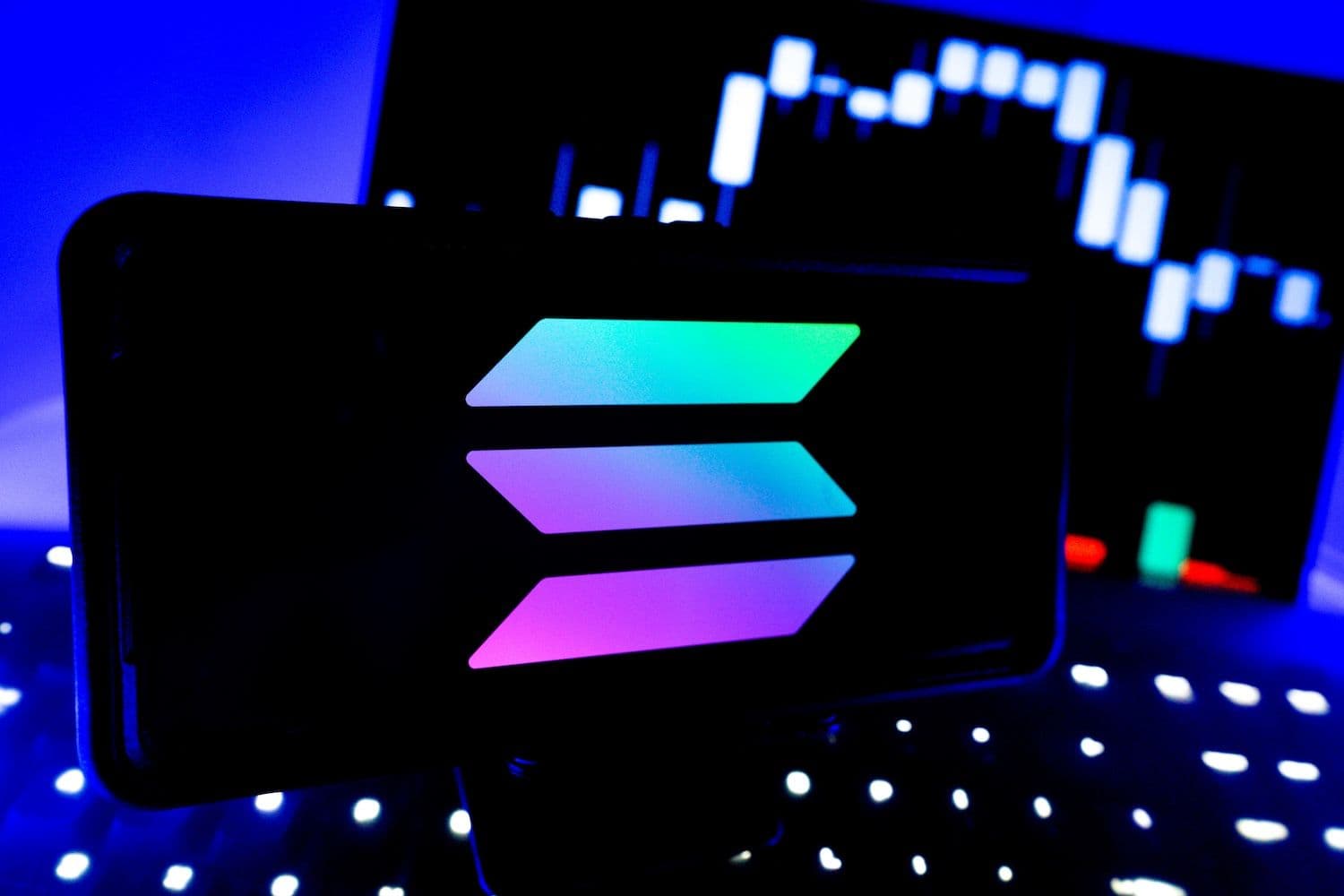 A proposed fee overhaul moves closer to raising Solana’s daily token burn nearly 14-fold (Image: Shutterstock)