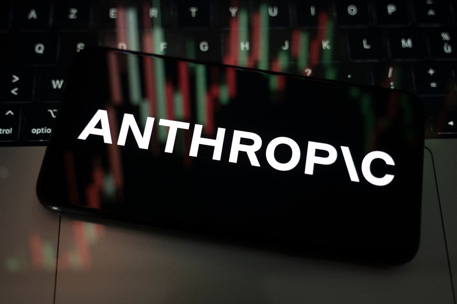 Anthropic diz que Claude reduziu falhas de alinhamento em testes automatizados
