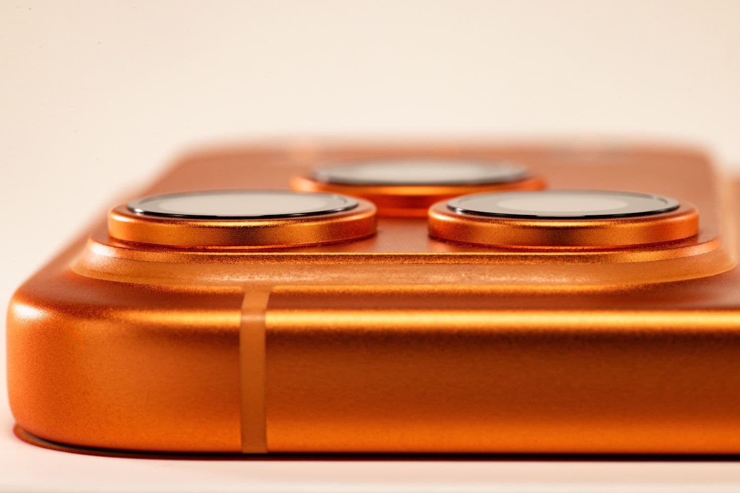 An iPhone Ultra carrying a 5,500-mAh battery, Touch ID and a nearly invisible crease is what leaks describe ahead of Apple's September event. (Image: Shutterstock)