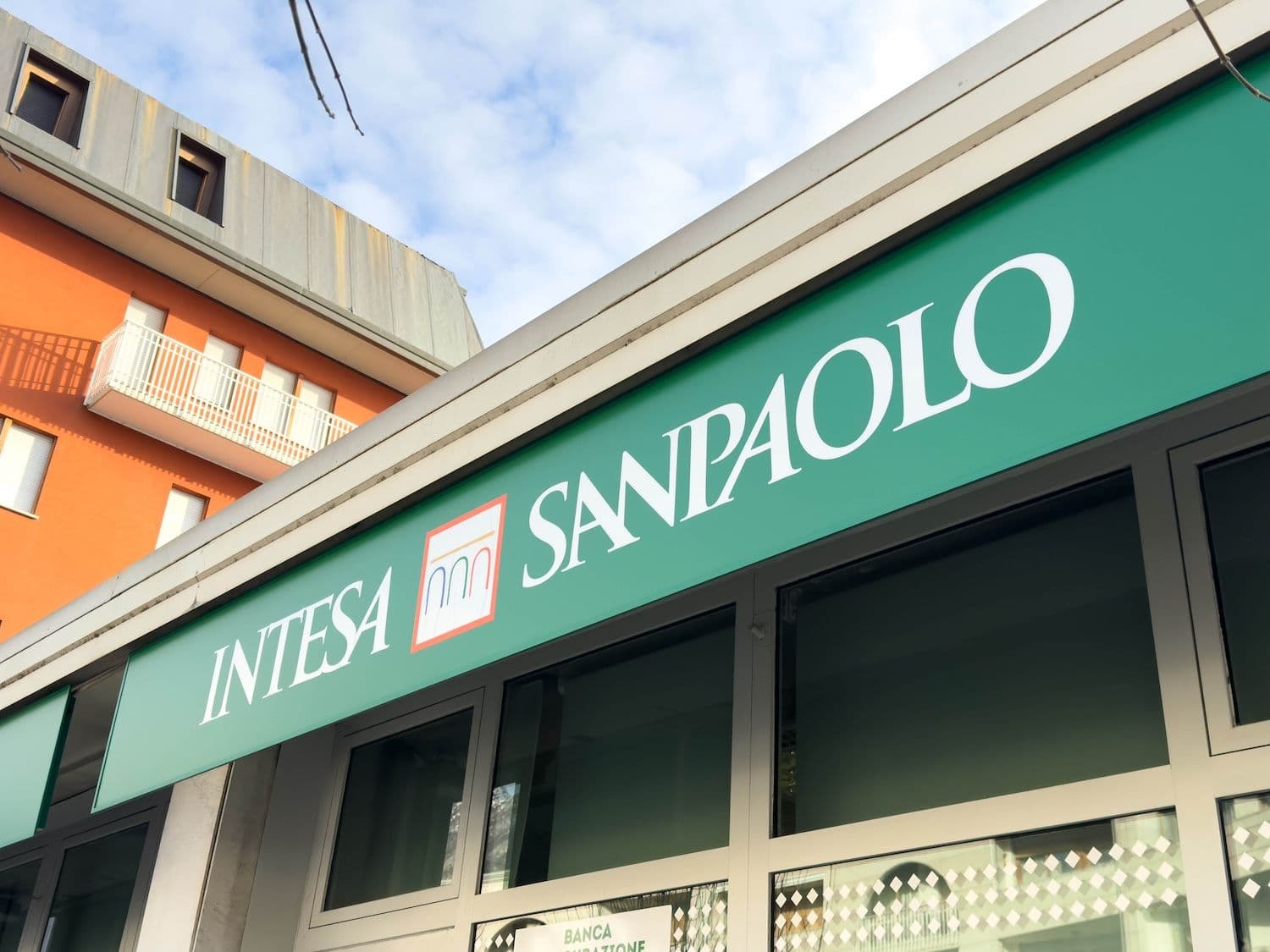 A $966M SpaceX stake reshapes Intesa Sanpaolo’s U.S. portfolio after a 94% IBIT reduction. (Image: Shutterstock)