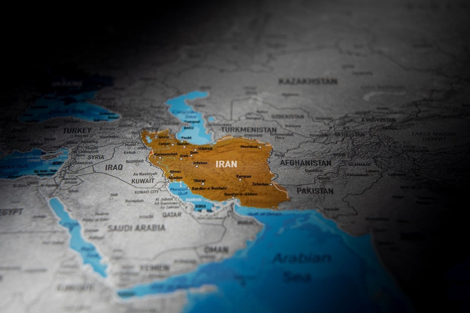 Oil market reacts as Trump praises US-Iran talks and ceasefire odds rise. (Image: Shutterstock)