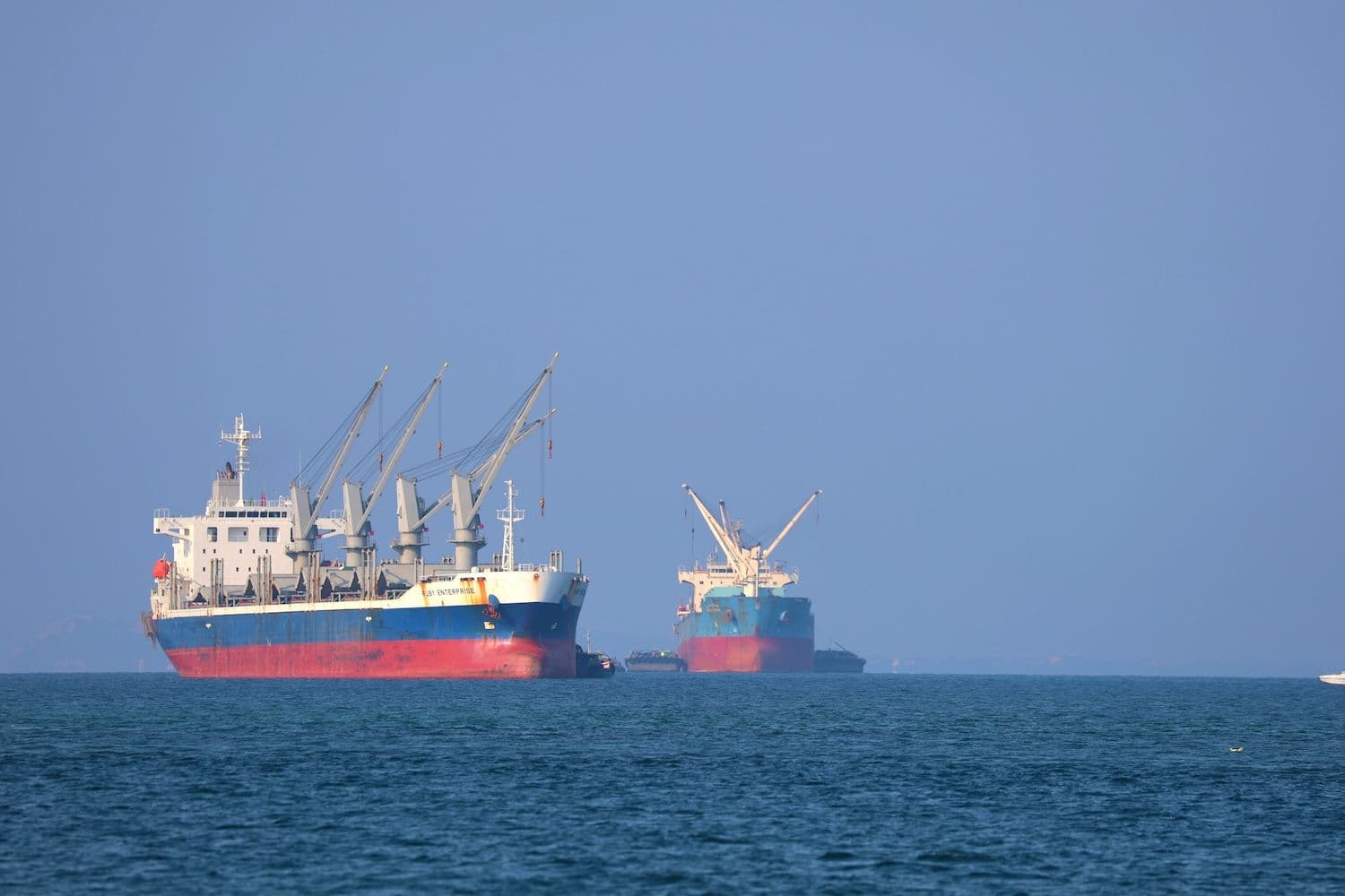 A sudden US reversal replaced the Strait of Hormuz toll with Gulf investment pledges as crude surged and crypto slipped. (Image: Shutterstock)