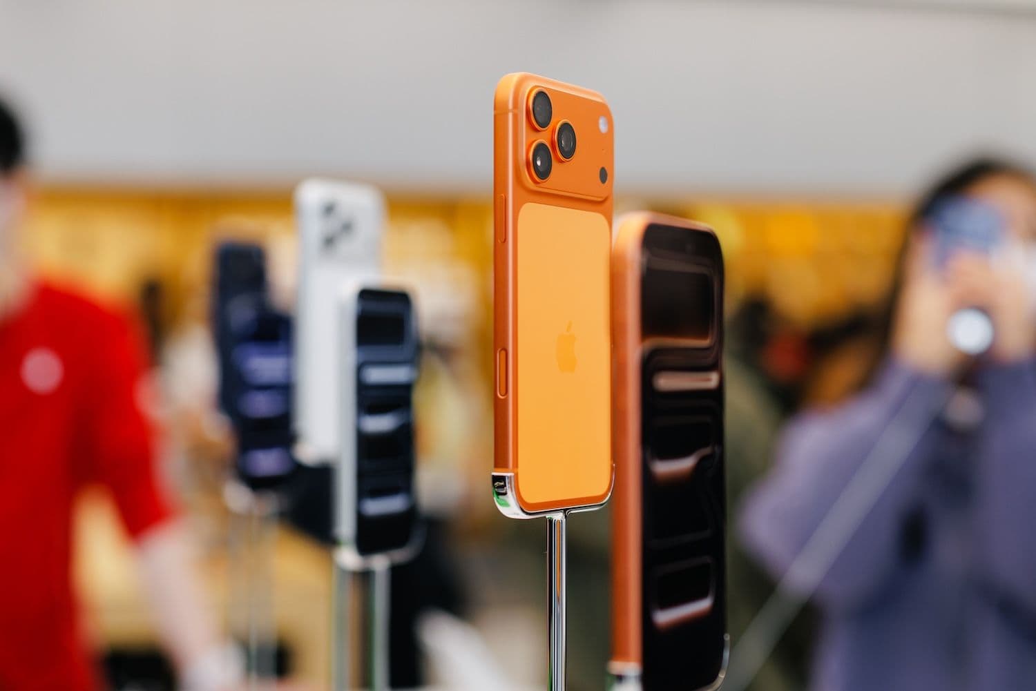Inside the split between two very different corporate approaches to artificial intelligence on flagship phones: Appe vs. Samsung (Image: Shutterstock)